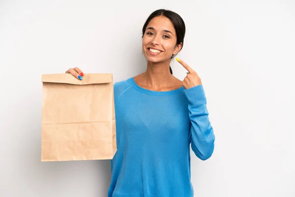 Hispanische Hübsche Frau Lächelt Selbstbewusst Und Zeigt Auf Ihr Breites — Stockfoto