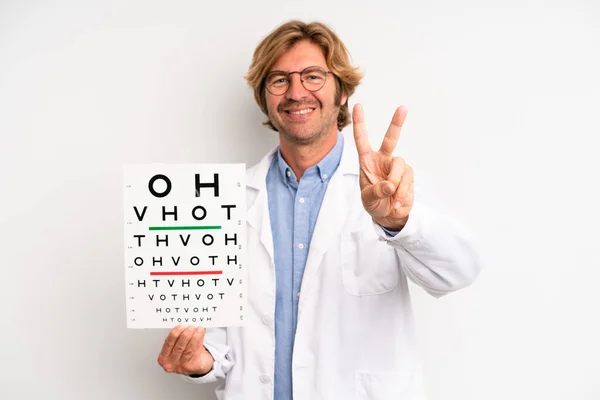 Blonde Volwassen Man Glimlachend Vriendelijk Toont Nummer Twee Optische Zichtbaarheidstest — Stockfoto