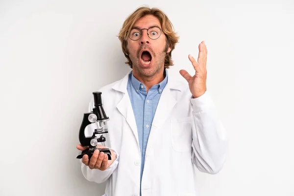 Blond Dorosły Mężczyzna Krzyczy Rękami Górze Naukowiec Mikroskopem — Zdjęcie stockowe