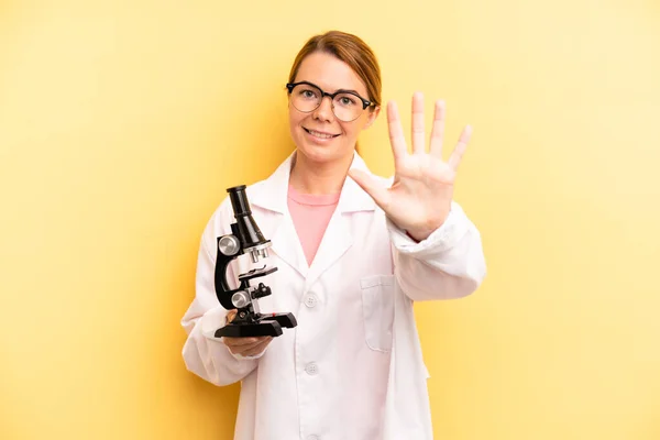 Pretty Blonde Young Woman Smiling Looking Friendly Showing Number Five — Stockfoto