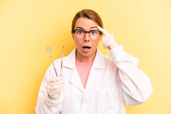 Pretty Blonde Young Woman Looking Surprised Realizing New Thought Idea — Stock fotografie