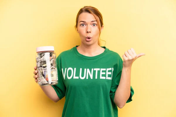 Pretty Blonde Young Woman Looking Astonished Disbelief Donation Volunteer Concept — Stock fotografie