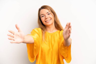 Sarışın, güzel bir kadın neşeyle gülümsüyor sıcak, dostça, sevgi dolu bir kucaklama yapıyor, mutlu ve sevimli hissediyor.