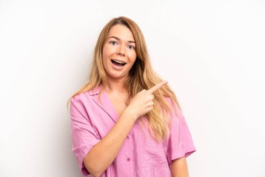 Sarışın, güzel bir kadın heyecanlı ve şaşırmış görünüyor.