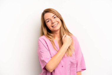 Sarışın, güzel bir kadın mutlu, pozitif ve başarılı hissediyor, meydan okumayla karşılaştığında motive oluyor ya da iyi sonuçları kutluyor.