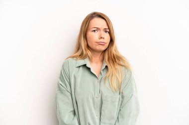 Sarışın, güzel bir kadın üzgün ve stresli. Kötü bir sürpriz yüzünden üzgün.