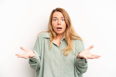 Sarışın, güzel bir kadın şok olmuş ve şaşırmış, endişeli ve paniklemiş, stresli ve dehşete kapılmış görünüyor.