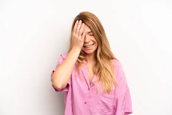 Blonde Pretty Woman Laughing Slapping Forehead Saying Doh Forgot Stupid — Stock Photo, Image