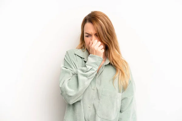 Blondýny Hezká Žena Pocit Znechucení Držící Nos Aby Zabránilo Páchnoucí — Stock fotografie