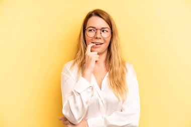 Şaşırmış, gergin, endişeli ya da korkmuş bakışları olan sarışın, güzel bir kadın.