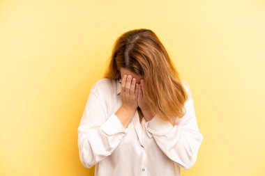 Sarışın, güzel bir kadın üzgün, hayal kırıklığına uğramış, gergin ve depresif, iki eliyle yüzünü kaplayan, ağlayan