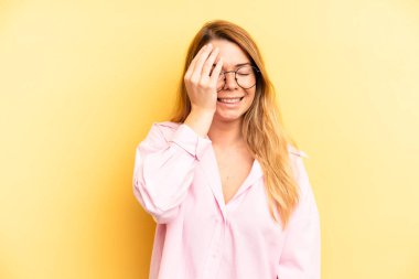 Sarışın, güzel bir kadın gülüyor ve alnına şaplak atıyor. Unuttum ya da aptalca bir hataydı.  