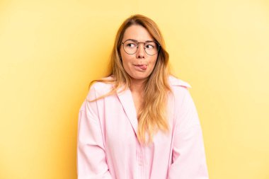 Sarışın, güzel, aptal ve komik bir kadın. Şaşı bakışlı, şakacı ve şakacı.