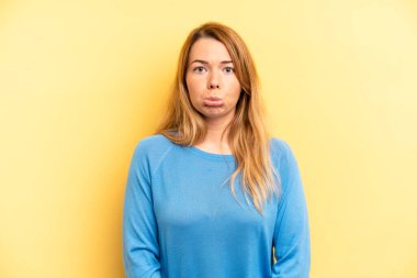 Sarışın, güzel bir kadın üzgün ve stresli. Kötü bir sürpriz yüzünden üzgün.