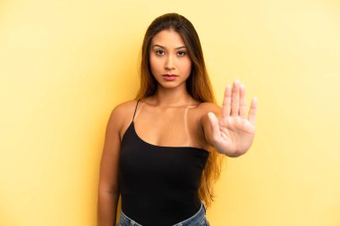 Asyalı güzel bir kadın ciddi, sert, hoşnutsuz ve kızgın görünüyor.