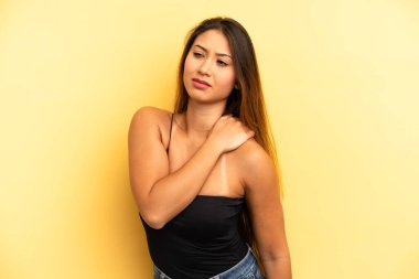 Asyalı güzel kadın yorgun, stresli, endişeli, hayal kırıklığına uğramış ve depresyonda, sırtı ya da boynu ağrıyan