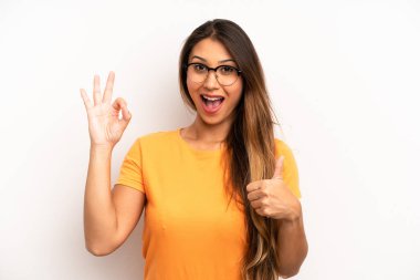 Asyalı güzel bir kadın kendini mutlu, şaşkın, tatmin olmuş ve şaşırmış hissediyor.