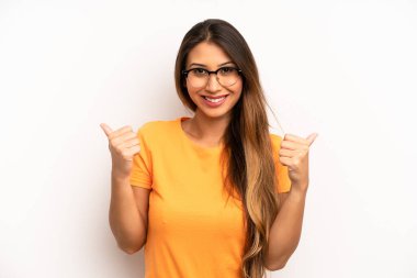 Asyalı güzel kadın neşeyle gülümsüyor ve mutlu görünüyor, kaygısız ve pozitif hissediyor.