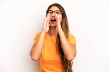 Asyalı güzel kadın mutlu, heyecanlı ve pozitif hissediyor. Elleri ağızda, bağırıyor.