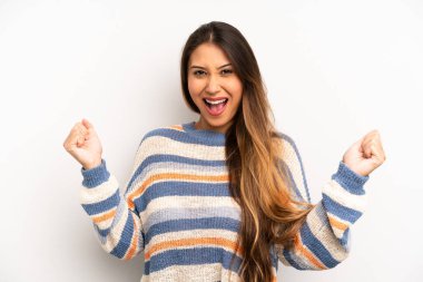 Asyalı güzel kadın son derece mutlu ve şaşırmış görünüyor, başarıyı kutluyor, bağırıyor ve zıplıyor.