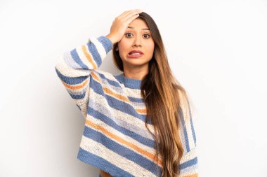 Asyalı güzel bir kadın unutulmuş bir süre için panikliyor, stresli hissediyor, bir pisliği örtbas etmek zorunda kalıyor ya da hata yapıyor.