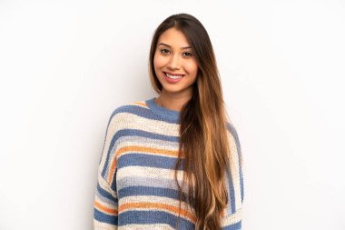 Asyalı güzel bir kadın. Büyük, dostane, kaygısız bir gülümsemesi var. Olumlu, rahat ve mutlu görünüyor.