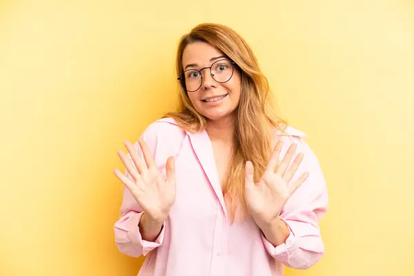 Blond Mooi Vrouw Kijken Nerveus Angstig Bezorgd Gezegde Niet Mijn — Stockfoto