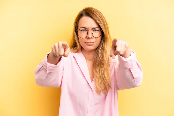 Blonde Pretty Woman Pointing Forward Camera Both Fingers Angry Expression — Stock Photo, Image