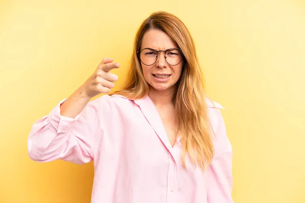 Blond Mooi Vrouw Wijzend Camera Met Een Boos Agressieve Uitdrukking — Stockfoto