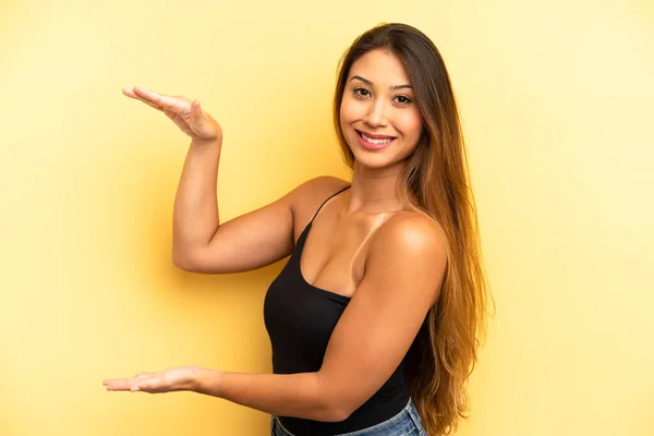 Asiático Bonita Mujer Sonriendo Sintiéndose Feliz Positiva Satisfecha Sosteniendo Mostrando —  Fotos de Stock