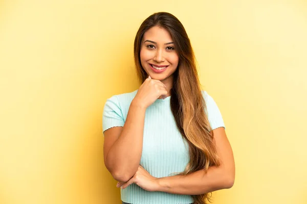 Ásia Bonita Mulher Sorrindo Aproveitando Vida Sentindo Feliz Amigável Satisfeito — Fotografia de Stock