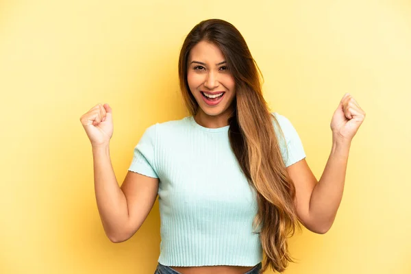 Asiatische Hübsche Frau Sieht Extrem Glücklich Und Überrascht Aus Feiert — Stockfoto