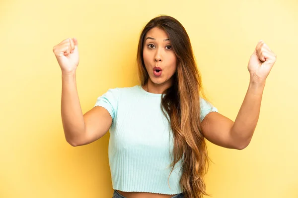 Asiático Bonita Mujer Celebrando Increíble Éxito Como Ganador Buscando Emocionado —  Fotos de Stock