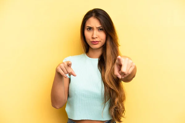 Asiatische Hübsche Frau Zeigt Mit Beiden Fingern Und Wütendem Gesichtsausdruck — Stockfoto