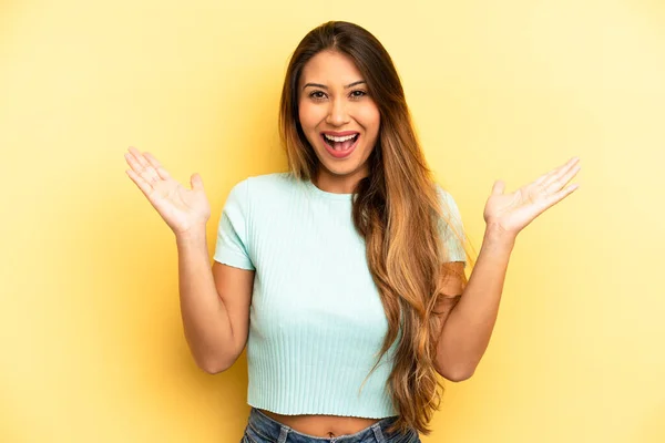 Asiatische Hübsche Frau Sieht Glücklich Und Aufgeregt Schockiert Mit Einer — Stockfoto