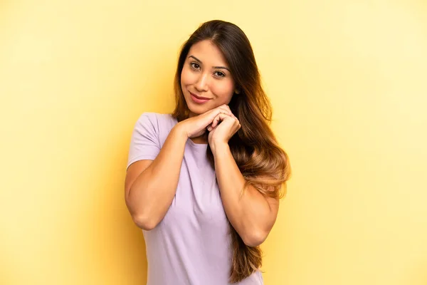 Ásia Bonita Mulher Sentindo Amor Olhando Bonito Adorável Feliz Sorrindo — Fotografia de Stock