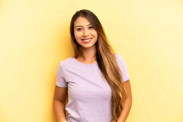Asiatische Hübsche Frau Lächelt Fröhlich Und Lässig Mit Einem Positiven — Stockfoto