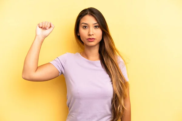 Asiática Bonita Mulher Sentindo Sério Forte Rebelde Levantando Punho Protestando — Fotografia de Stock