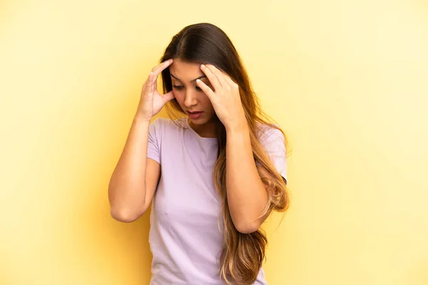 Asiatische Hübsche Frau Bedeckt Augen Mit Händen Mit Einem Traurigen — Stockfoto