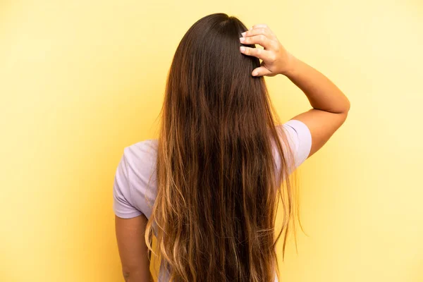 Asiatisk Vacker Kvinna Känner Sig Aningslös Och Förvirrad Tänker Lösning — Stockfoto