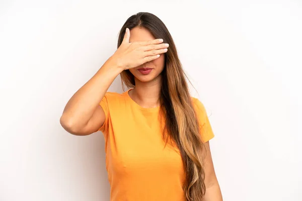 Azjatyckie Ładna Kobieta Obejmujące Oczy Jedną Ręką Uczucie Przestraszony Lub — Zdjęcie stockowe