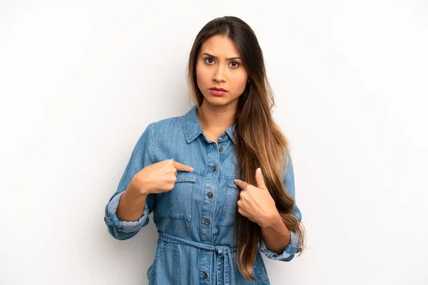 Ásia Bonita Mulher Apontando Para Auto Com Confuso Quizzical Olhar — Fotografia de Stock