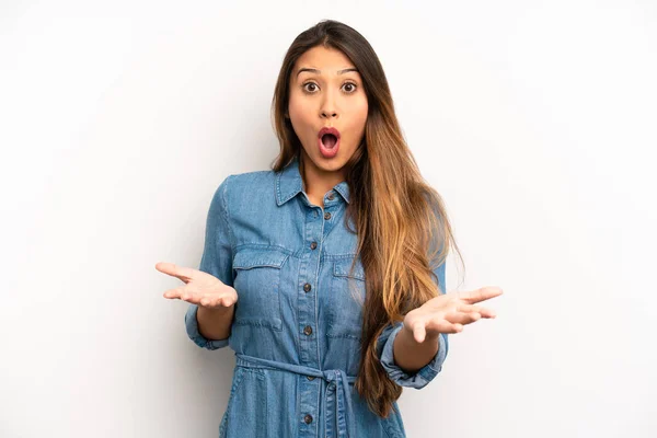 Asian Pretty Woman Feeling Extremely Shocked Surprised Anxious Panicking Stressed — Stock Photo, Image