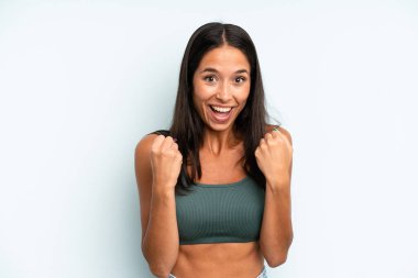 İspanyol güzel kadın şaşkın, heyecanlı ve mutlu hissediyor, gülüyor ve başarıyı kutluyor,!