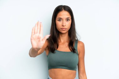 İspanyol güzel bir kadın ciddi, sert, hoşnutsuz ve kızgın görünüyor.