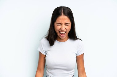 İspanyol güzel kadın agresif bir şekilde bağırıyor, çok kızgın, hayal kırıklığına uğramış, öfkeli ya da sinirli görünüyor, hayır