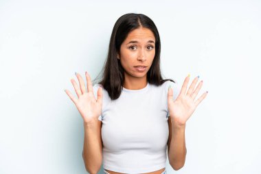 İspanyol güzel kadın gergin, endişeli ve endişeli görünüyor, benim hatam olmadığını söylüyor, yoksa ben yapmadım. 