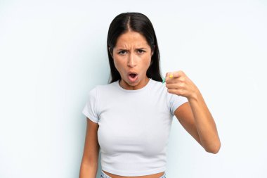 Kızgın, çılgın bir patrona benzeyen sinirli bir ifadeyle kameraya bakan İspanyol güzeli bir kadın.