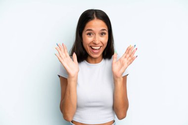 İspanyol güzel kadın mutlu ve heyecanlı görünüyor. Beklenmedik bir sürprizle şoke oldu. İki eli de açık.