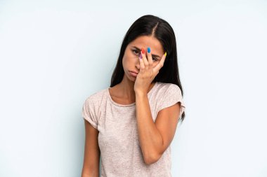 İspanyol güzel kadın sıkılmış, hayal kırıklığına uğramış ve uykulu. Yorucu, sıkıcı ve can sıkıcı bir işten sonra, el ele tutuşarak.